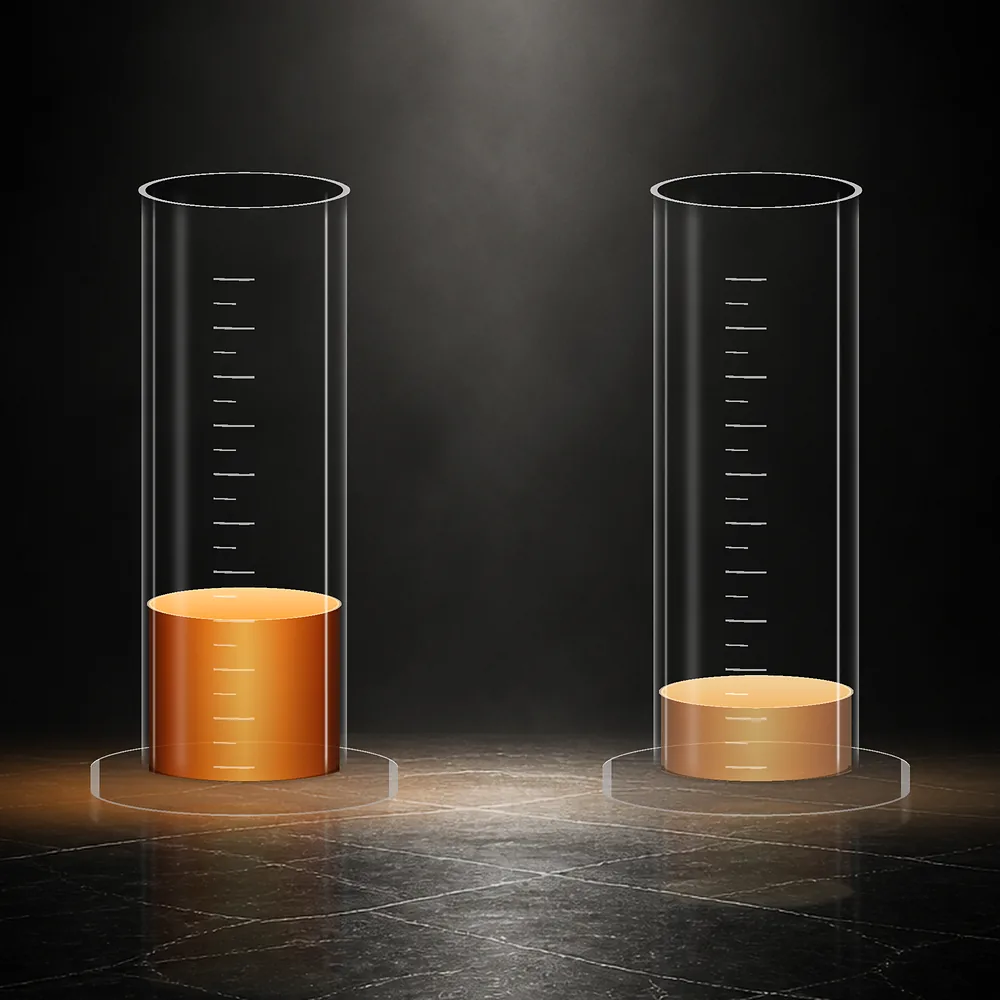 Two measuring cylinders: more essence in Olfazeta, less and paler in typical perfumes